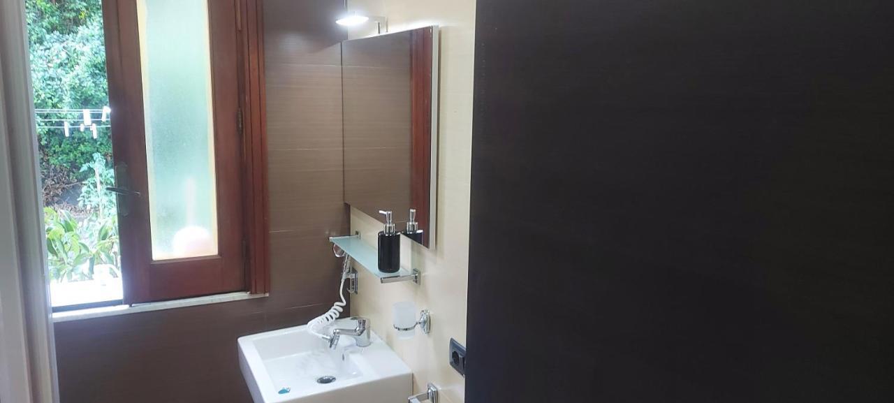 Stanza In Villa Con Giardino Con Box Doccia Idromassaggio Rent A Car Aci Bonaccorsi Zewnętrze zdjęcie