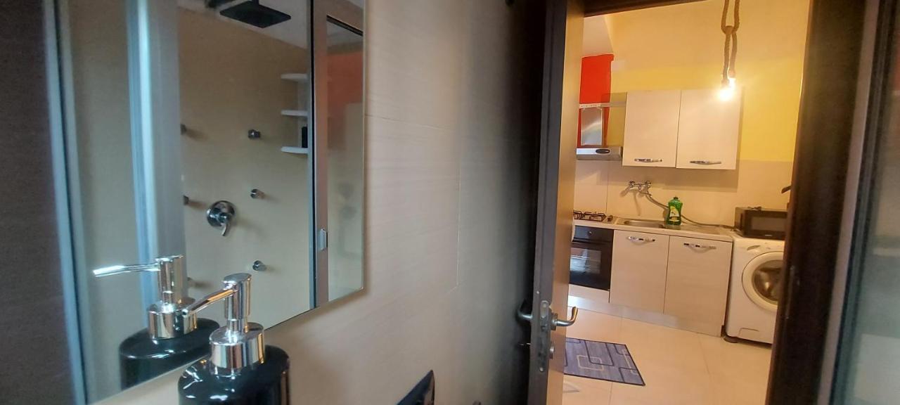 Stanza In Villa Con Giardino Con Box Doccia Idromassaggio Rent A Car Aci Bonaccorsi Zewnętrze zdjęcie